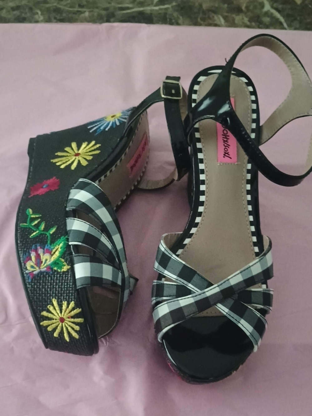 🌺🌸Betsey Johnson Black and White Gingham Wedge With Embroidered Flowers